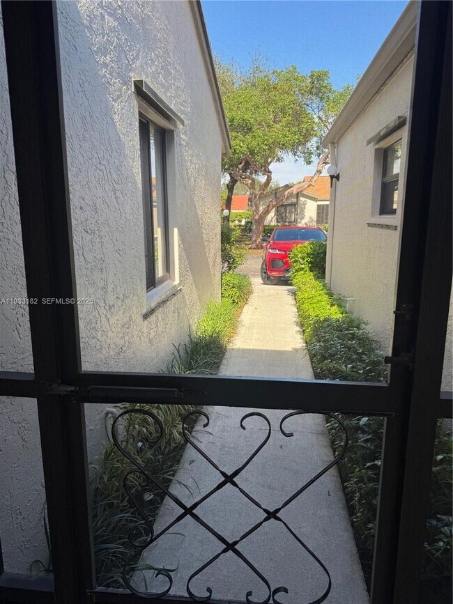 Foto del edificio - 8200 Whispering Palm Dr