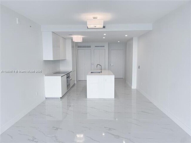 Foto del edificio - 700 NE 24th St