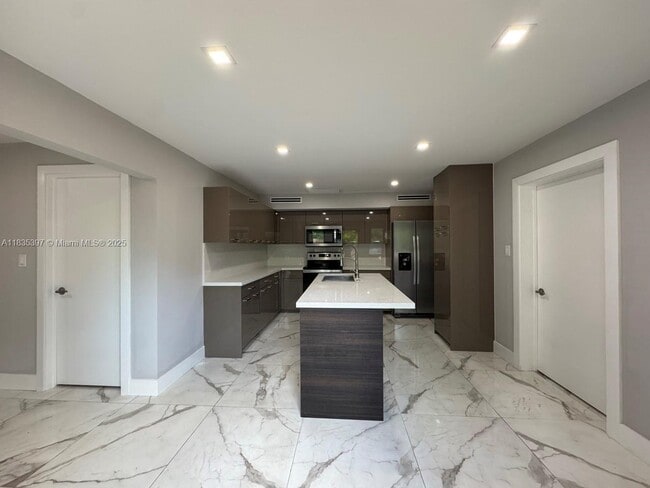 Building Photo - 15011 Coconut Ct