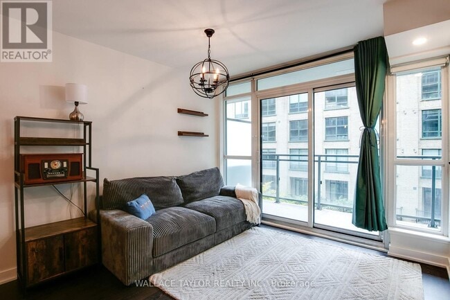 Photo du bâtiment - 775 King St W