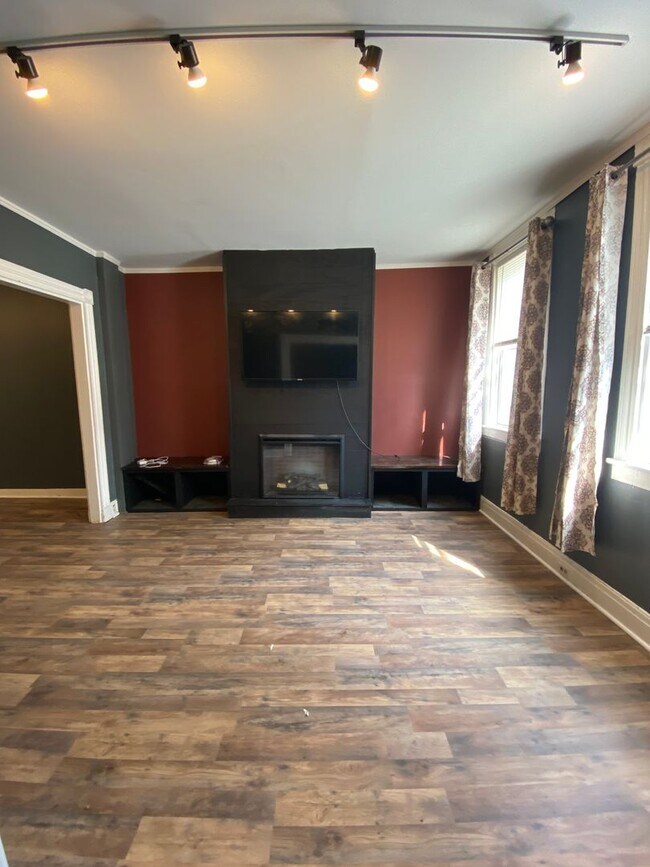 Foto del edificio - Spacious 2 BR/ 1BA with Bonus room