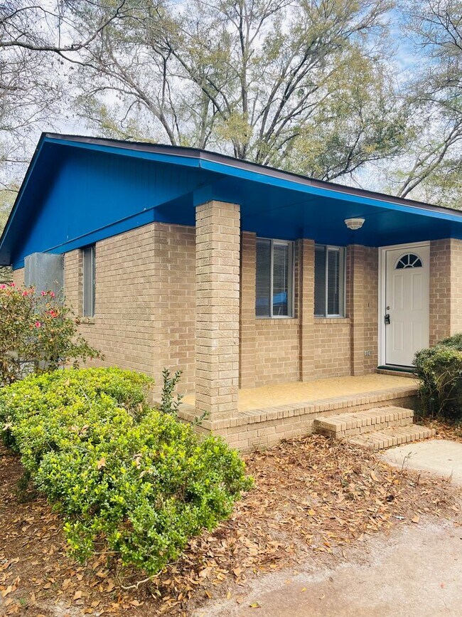 Building Photo - Cute cottage type duplex near Munson Slough