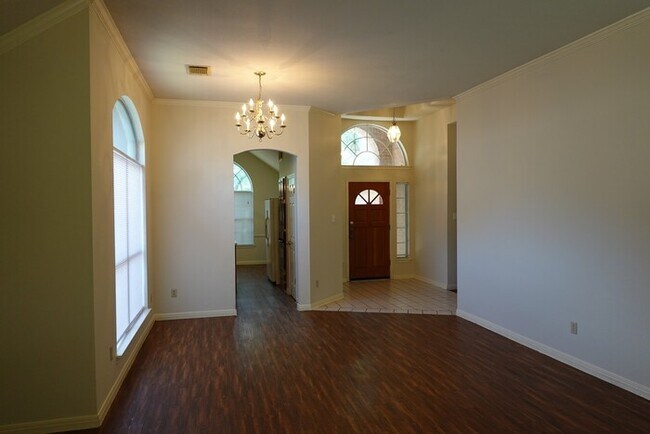 Building Photo - FANTASTIC 3 BEDROOM / 2 BATH HOME - SCOFIE...