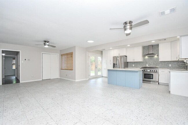Building Photo - 7949 Ridgeview Dr