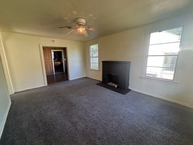 Building Photo - Charming 2 bedroom
