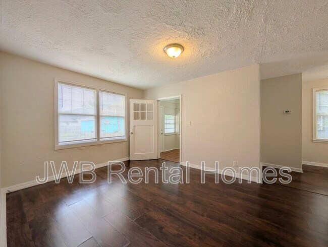Foto del edificio - 1060 W 13th St