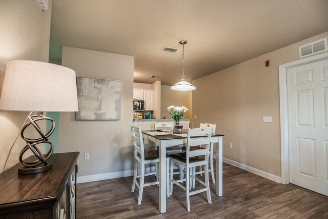 Foto del edificio - Oxford Terrace II: 4/4 luxury apartment just 3 blocks from UF & 1 block from Sorority Row. Now Re...