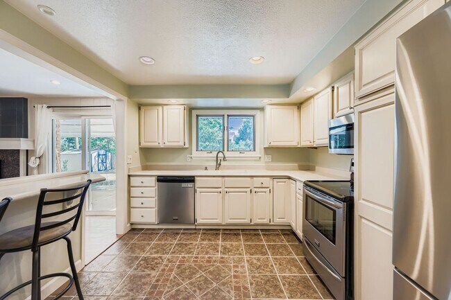 Foto del edificio - LOCATION! 4-bed 3-bath home located in the...