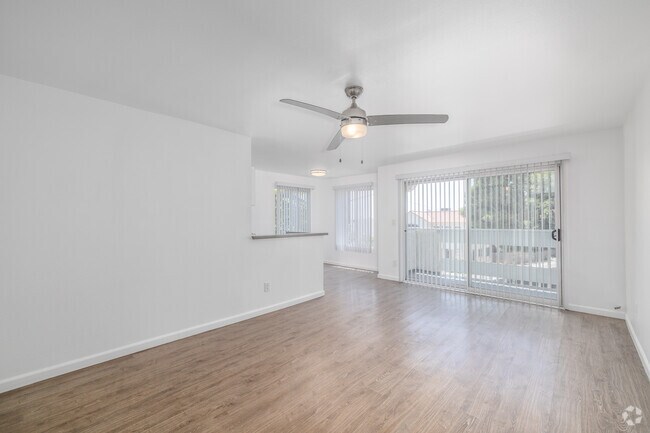 2 habitaciones, 2 baños - 1200 pies cuadrados - Sala de estar - 3111 4th Street