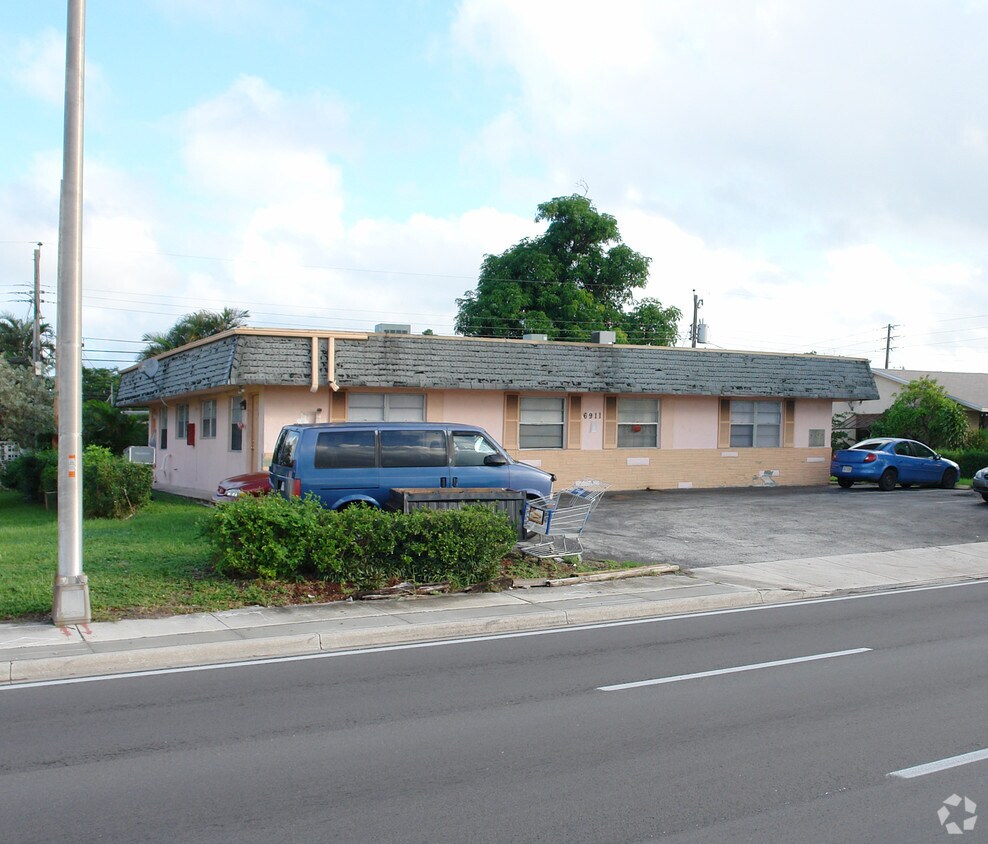 Building Photo - 6911 Pembroke Rd