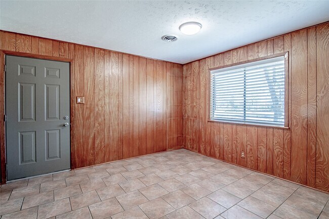 Building Photo - 365 FM247