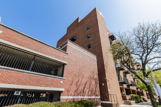 Building Photo - 1000 E 53rd St