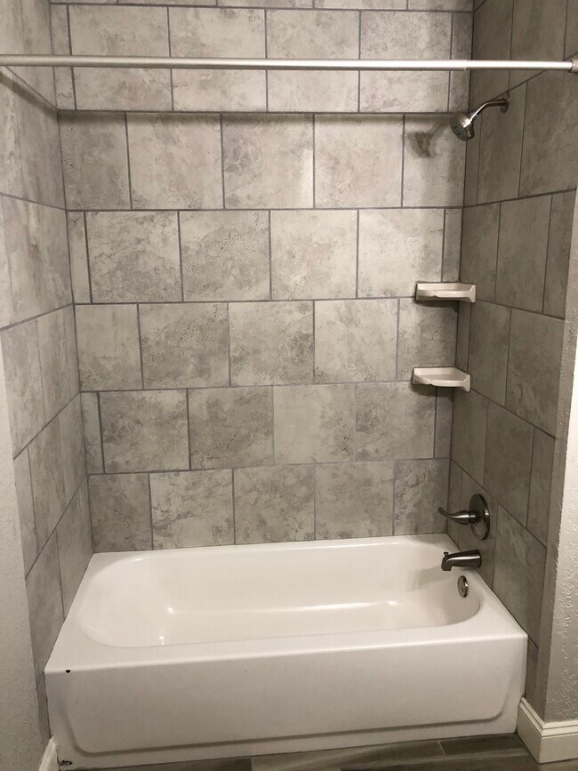 Foto del edificio - 828 Hardy Springs Cir