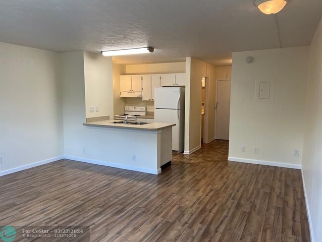 Building Photo - 2771 Riverside Dr