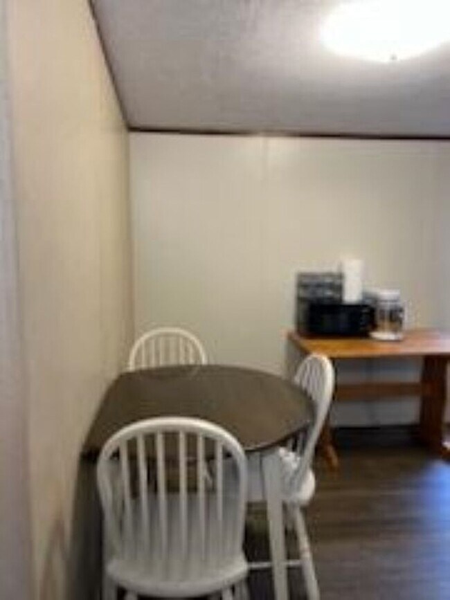 Building Photo - $950 - 2 Bedroom / 2 Bath Mobile Home in t...