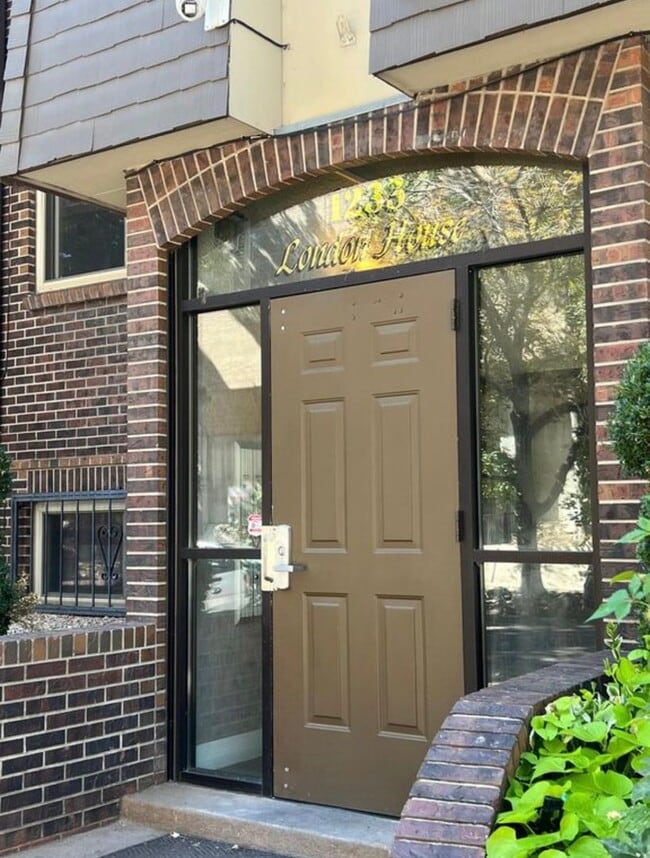 Foto del edificio - Cap Hill Gem – Walk to Cheesman Park | Pool + Balcony