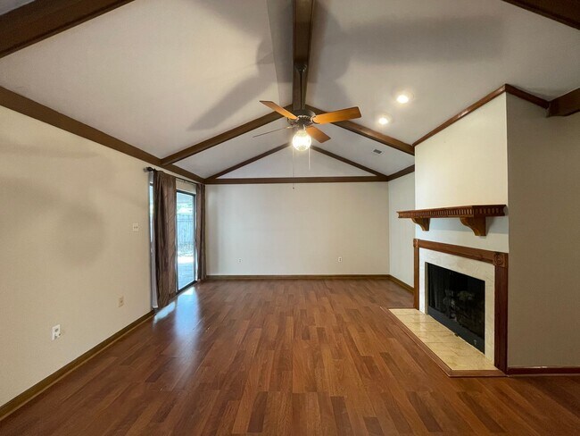 Foto del edificio - House: Brookhollow Glen Subdivision