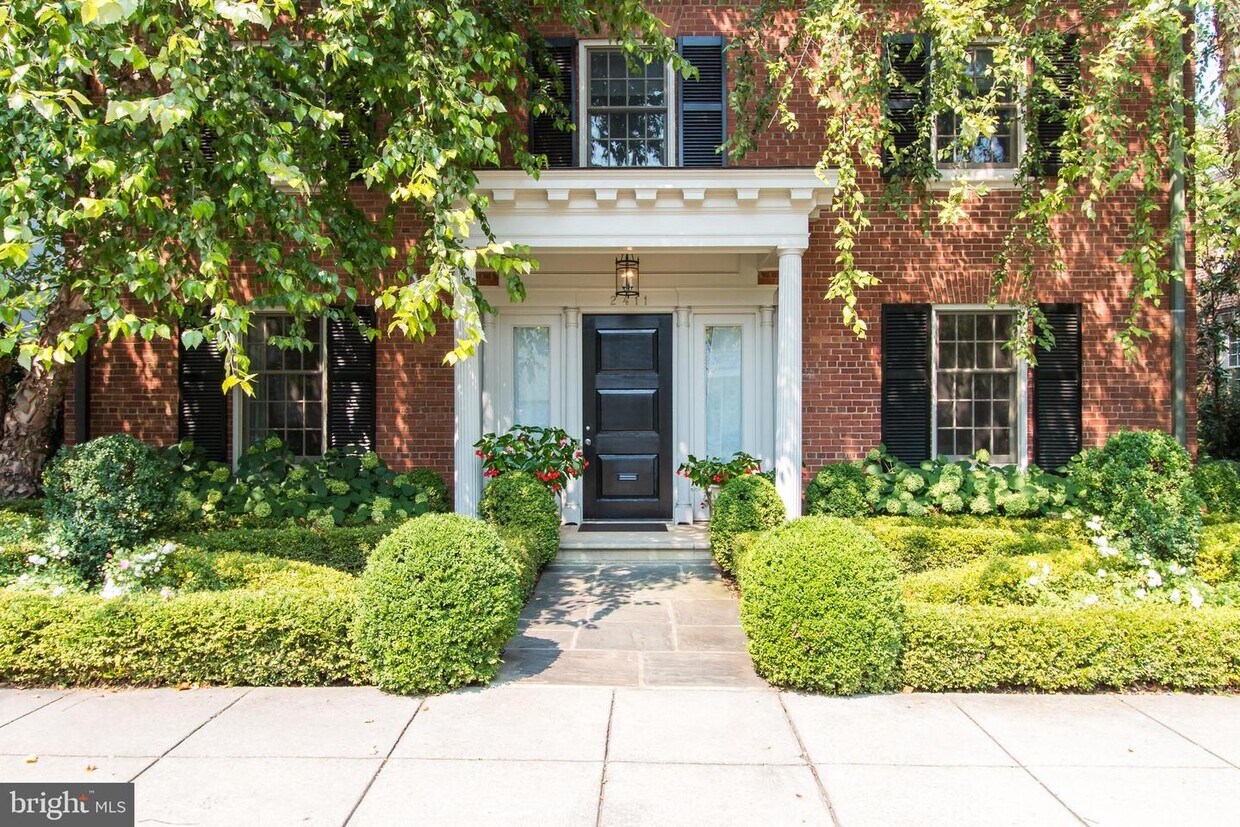 Foto principal - 2411 Tracy Pl NW