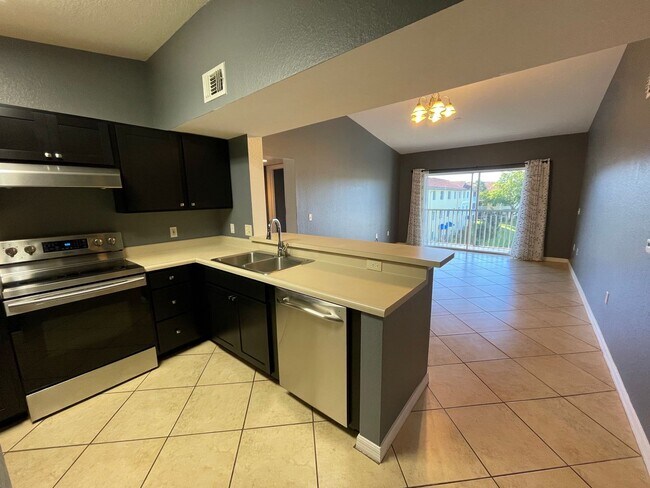 Foto del edificio - ANNUAL RENTAL - KEY ROYAL- THIRD FLOOR 3 B...