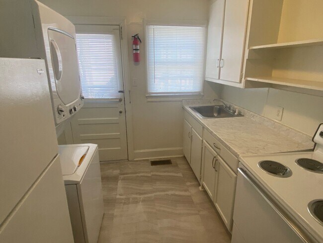 Foto del edificio - Adorable 1 Bedroom Duplex in Watts-Hillandale