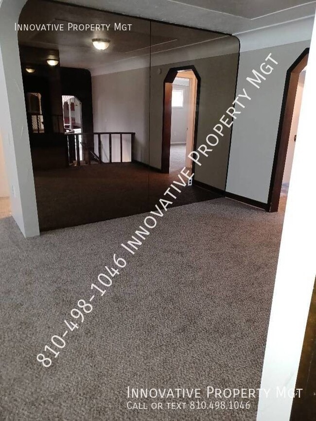 Building Photo - Spacious 3 bedroom with huge yard!  With r...