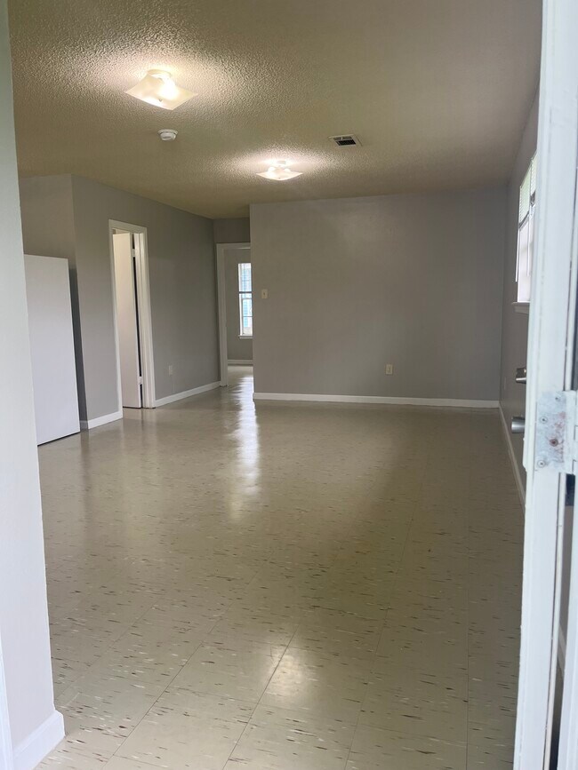 Photo - 1711 Weyer St House