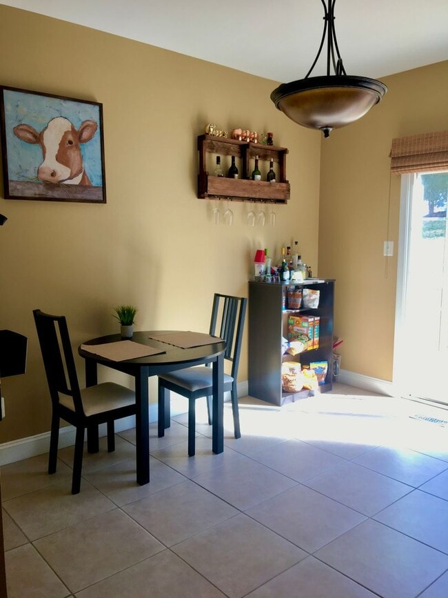 Building Photo - 3-Bedroom Townhouse In Bridgeport Availabl...