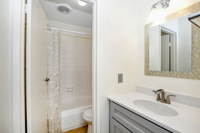 Building Photo - UPDATED LARGE BRIGHT 1200 sq/ft 2BR/2BA Te...