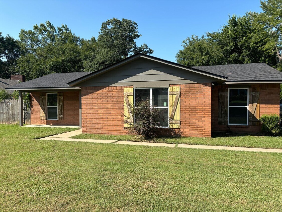 Foto principal - Three Bedroom/Two Bath Home