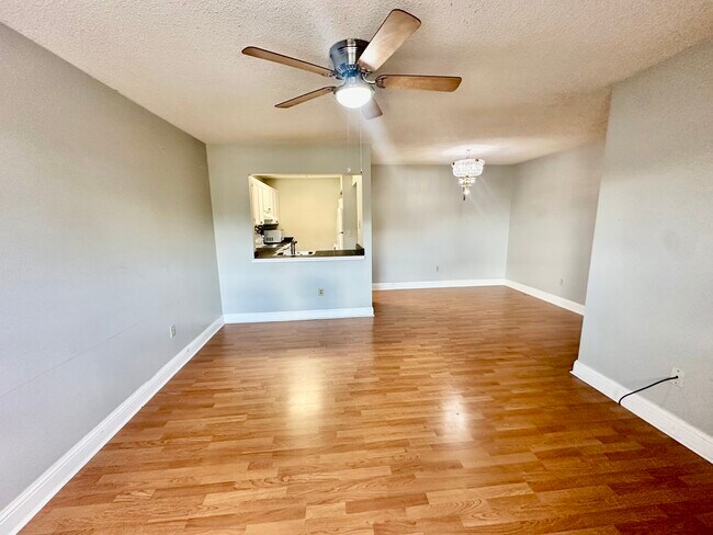 Foto del edificio - 2570 W 67th Pl