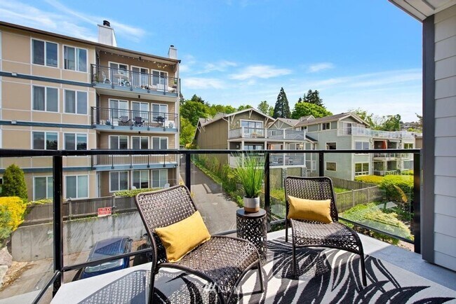 Foto del edificio - Spacious 2 Bedroom Condo in Queen Anne available NOW for $3650!