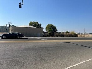 Building Photo - 6939 E Kings Canyon Rd