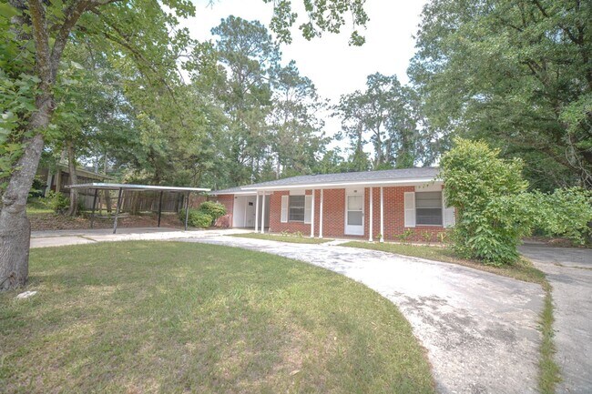 Foto del edificio - 3 Bed / 2 Bath Brick Home With Yard In Town