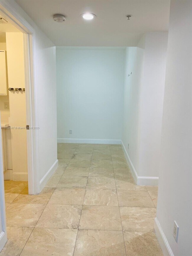 Foto del edificio - 14951 Royal Oaks Ln