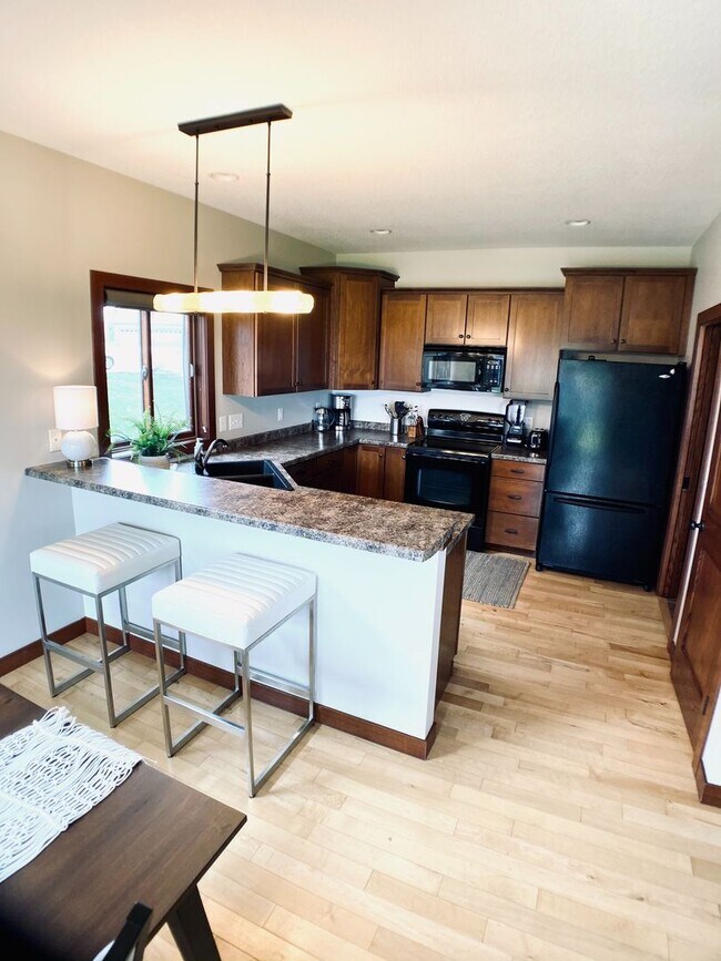 Building Photo - Beautifully Furnished 4 Bed 3 Bath Ranch S...