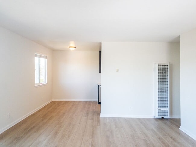 Building Photo - 2BD 1BA Recently Renovated Unit! Parking! PROGRESSIVE