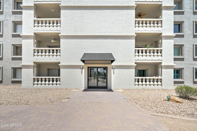 Foto del edificio - 7940 E Camelback Rd