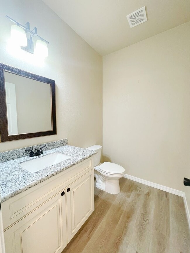 Building Photo - Beautiful 4 bedroom 2.5 Bath Home quite ne...