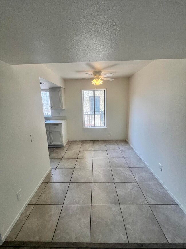 Building Photo - 1407 N Sunrise Way