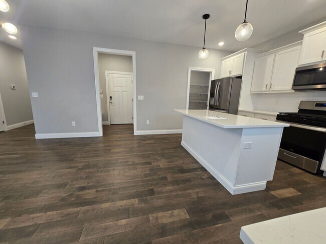 Foto del edificio - 6 Bedroom Home in Brookridge Estates