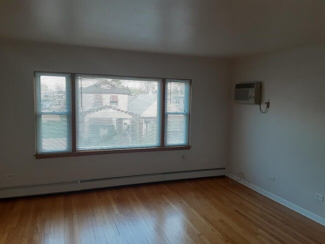 Living Room - 1214 Scoville Ave