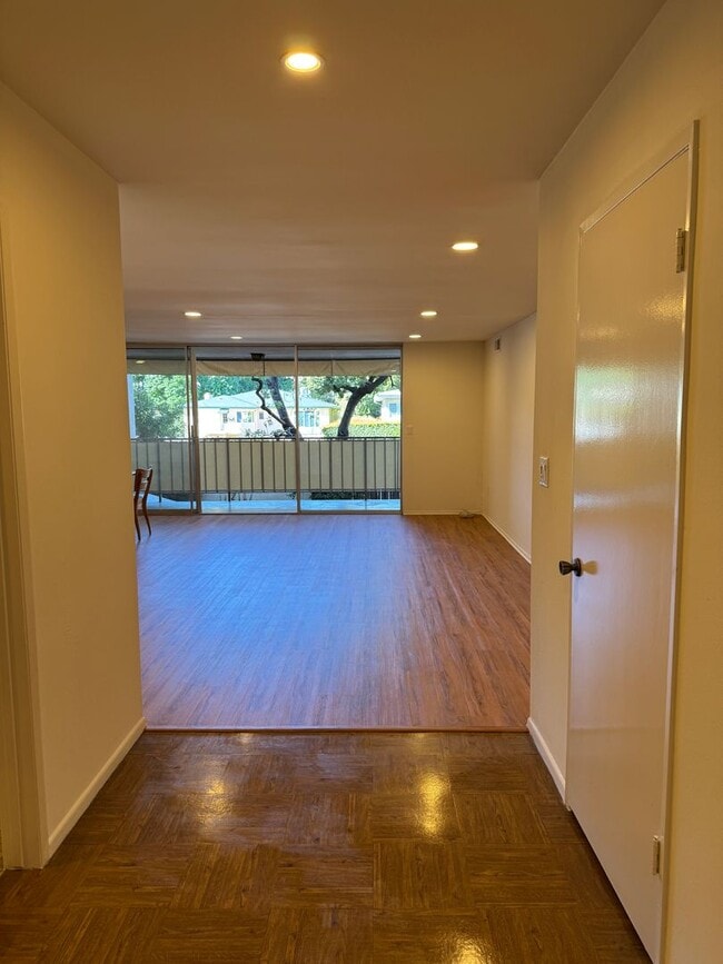 Building Photo - Large 2 bed 2 bath