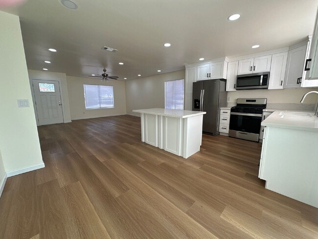 Foto del edificio - Single level 3BR, 2 BA, 2 car garage