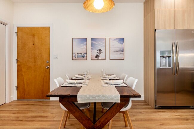 Acogedor comedor con capacidad para cuatro personas y cálida iluminación colgante - 2221 Ocean Ave