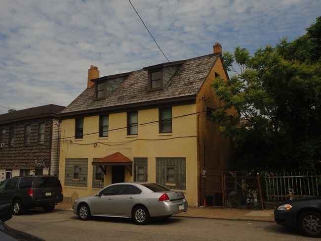 Building Photo - 909 E Warrington Ave