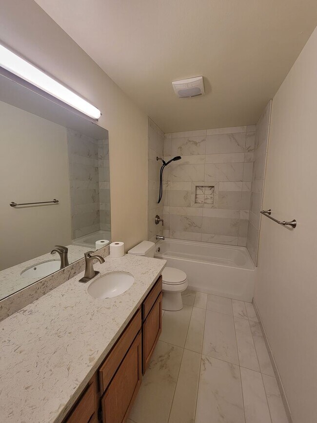 Foto del edificio - Newer 2 story 1761 sq ft 3 bedroom, 2 1/2 bath home with 2 car garage