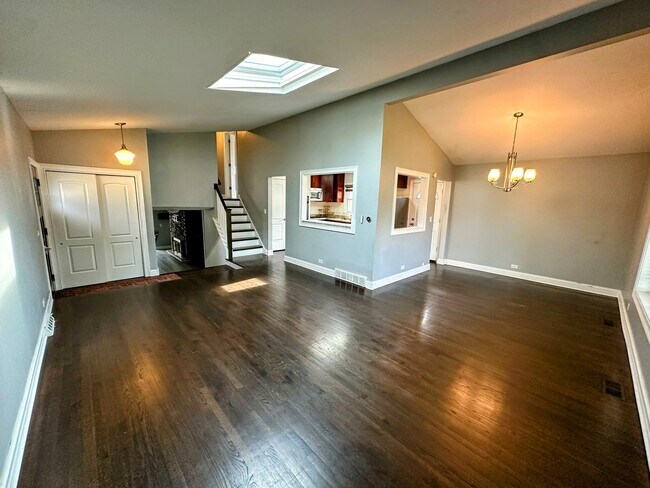 Building Photo - 5535 Oakton St