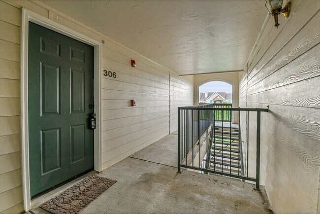 Foto del edificio - $2,195.00, 2 bed, 1 .5 bath located in Aur...
