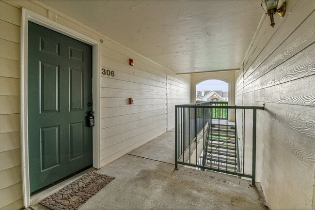 Building Photo - $2,195.00, 2 bed, 1 .5 bath located in Aur...