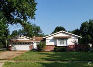 Building Photo - 2435 Birchview Dr